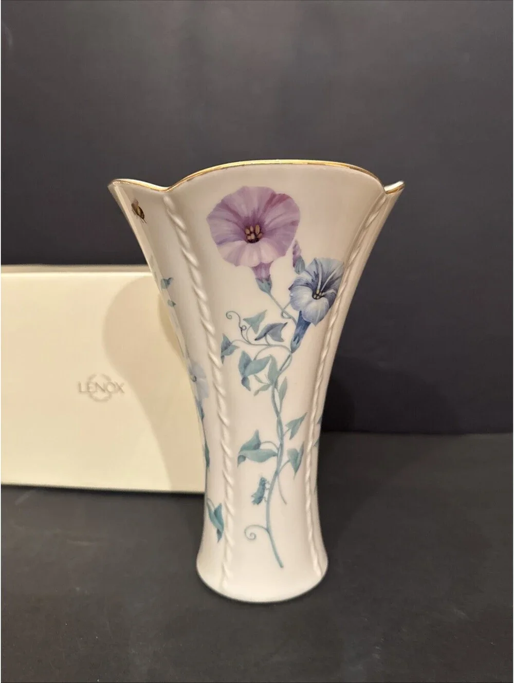 New Lenox Morningside Cottage Flared Vase 8.5” Bee Morning Glory Flowers Gold